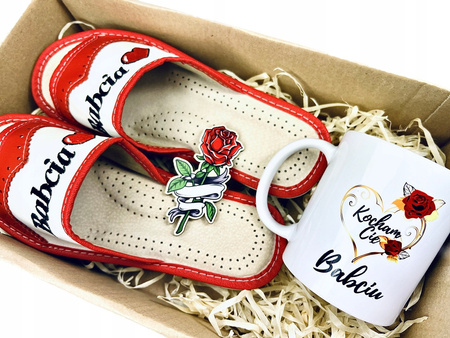 ZESTAW PREZENTOWY PREZENT DLA BABCI KAPCIE SKÓRZANE + KUBEK + RÓŻA UPOMINEK