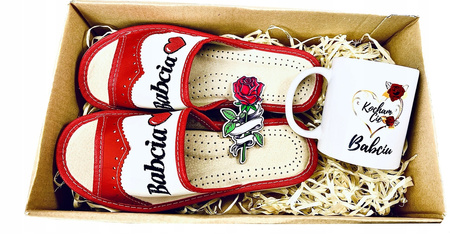 ZESTAW PREZENTOWY PREZENT DLA BABCI KAPCIE SKÓRZANE + KUBEK + RÓŻA UPOMINEK